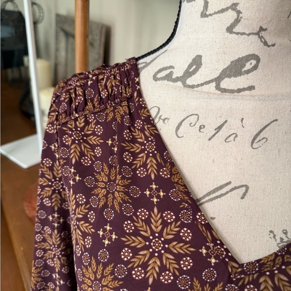 LOFT Fitted Blouse with V-Neckline NWT 69.00 - Picture 4 of 9